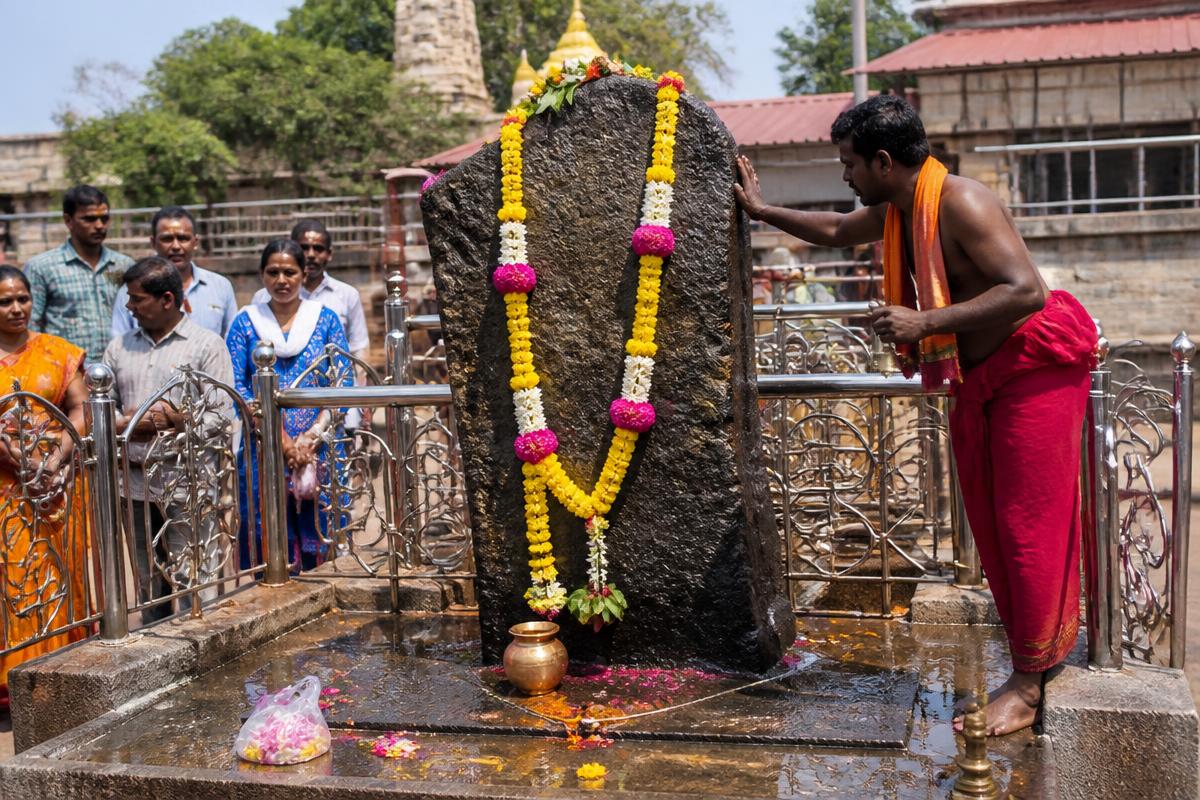 Devotees offering prayers at Shani Shingnapur temple
